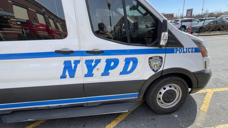 Dueño de bar en Brooklyn denuncia redadas y supuesto cobro ilegal de dinero por parte del NYPD