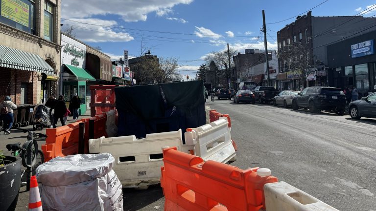 Hombre incendia vivienda en Queens por ira tras perder empleo y provoca cuatro muertes