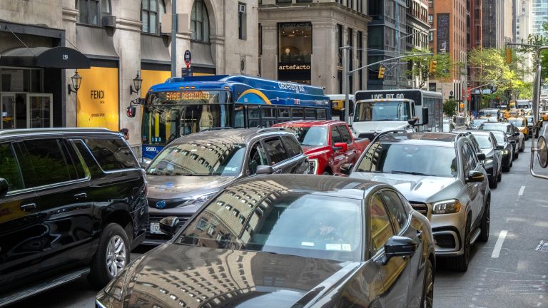 DOT amplía carriles de autobuses en Madison Avenue para acelerar servicio a 92,000 pasajeros diarios