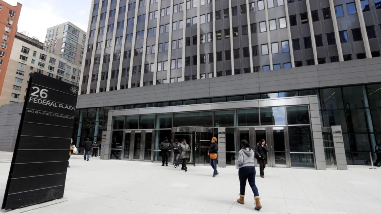 Trump despide jueces de inmigración en Nueva York y desata polémica