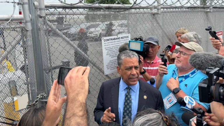 Espaillat denuncia crisis migratoria en Delaney Hall