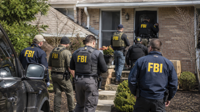 FBI arresta a exfuncionario de la CIA tras hallazgo de más de 300 lingotes de oro valorados en $40 millones