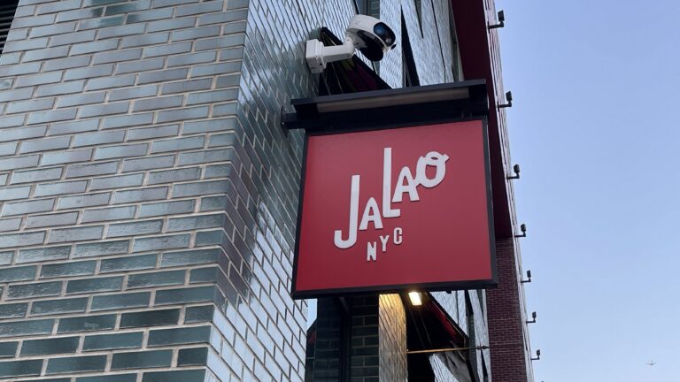 Retiran letrero de Jalao NYC