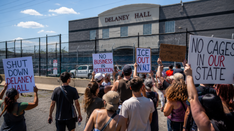 Nueva York limita operativos de ICE en escuelas e iglesias sin orden judicial