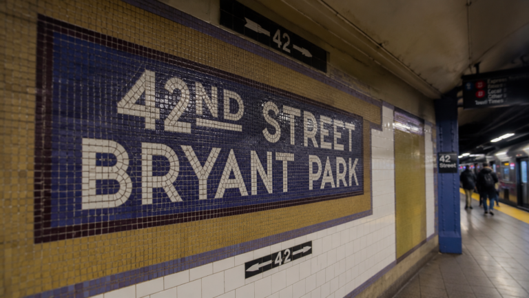 Turista de Florida es apuñalada tras tropezar con otra mujer en estación del Metro de Nueva York