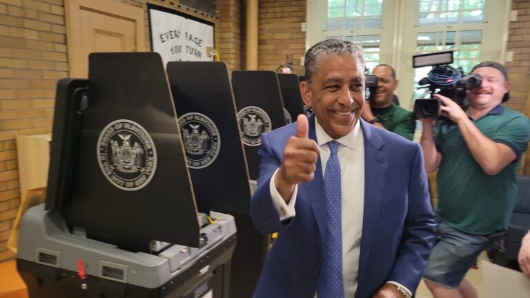 Espaillat vota en su distrito y llama a participar en las primarias