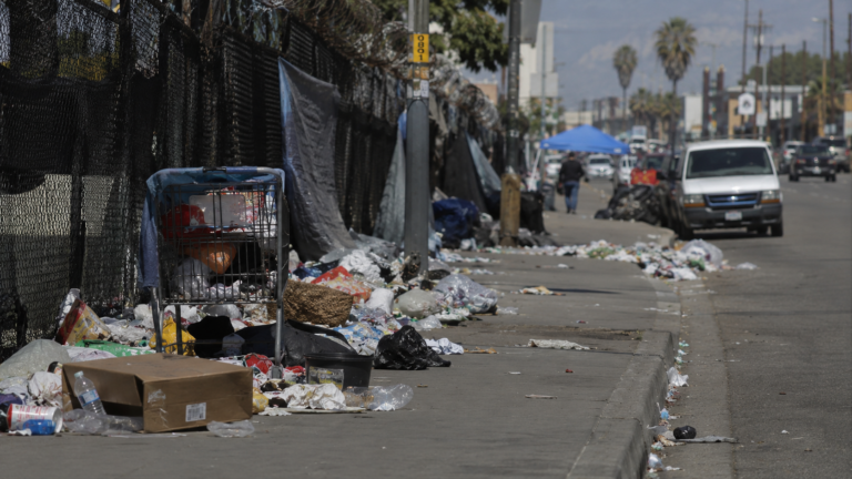 California domina la lista de las ciudades más sucias de Estados Unidos en 2026