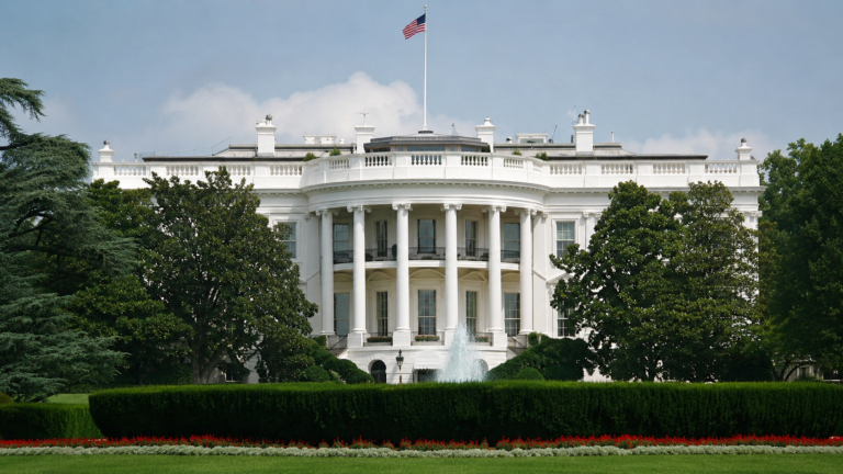 Juez ordena al gobierno de Trump reinstalar placas históricas retiradas de parques nacionales
