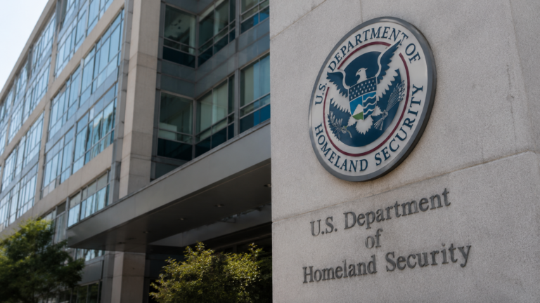 Trump firma ley que asigna $70 mil millones para reforzar operaciones migratorias
