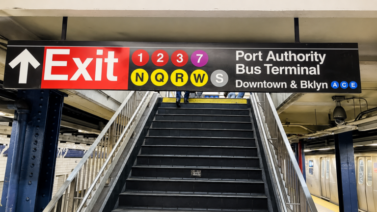 Nueva York ampliará descuentos en el transporte para beneficiar a más residentes de bajos ingresos