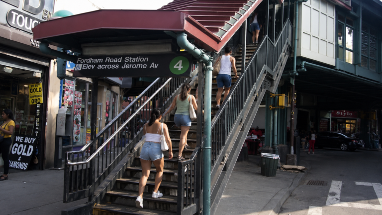 Buscan a sospechoso por violento ataque con arma blanca en estación del tren 4 en El Bronx