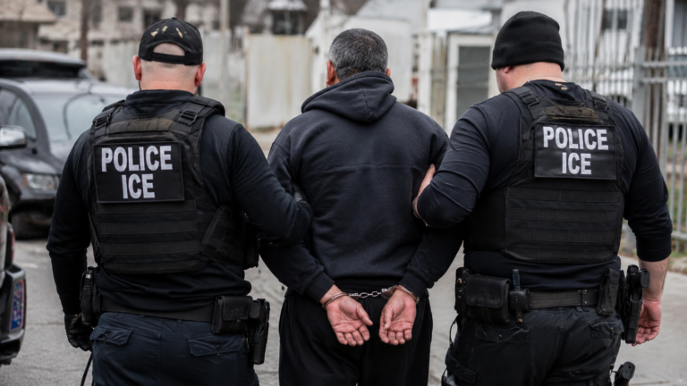 Exmilitar venezolano permanece detenido por ICE