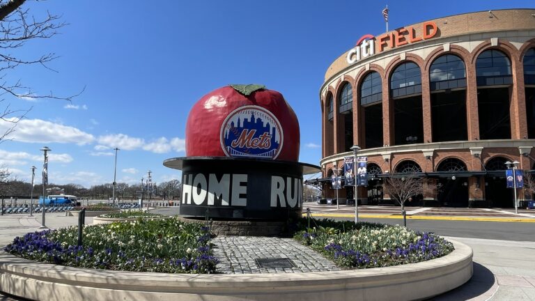 Los Mets despiden al dirigente Carlos Mendoza tras una decepcionante temporada