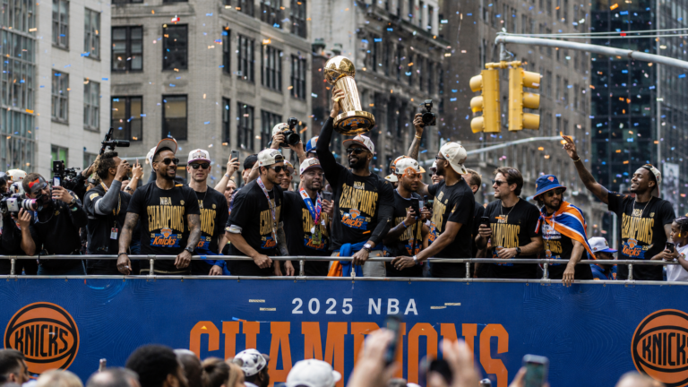 Casi 2 millones de fanáticos celebraron el desfile de los Knicks en Manhattan