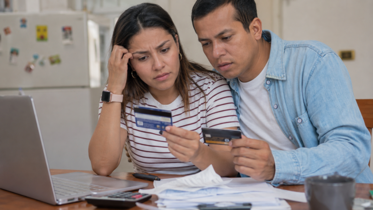 Latinos enfrentan una creciente carga de intereses