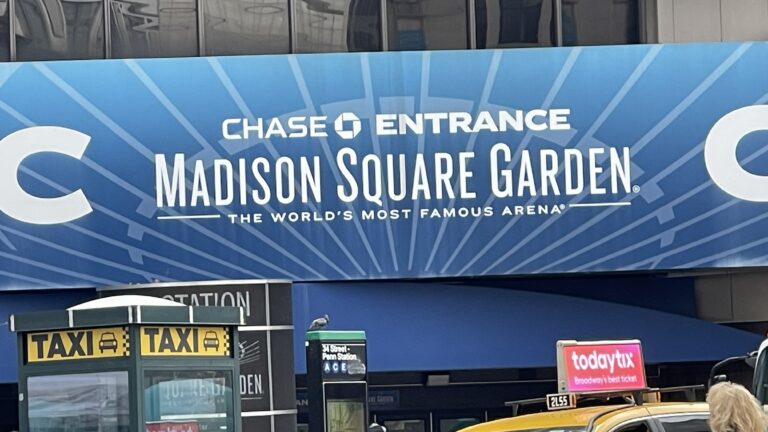 Hombre muere tras caer desde una zona elevada durante un concierto en el MSG