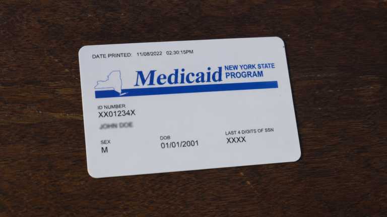 Federales demandan a funcionarios de Nueva York por presunto fraude al Medicaid