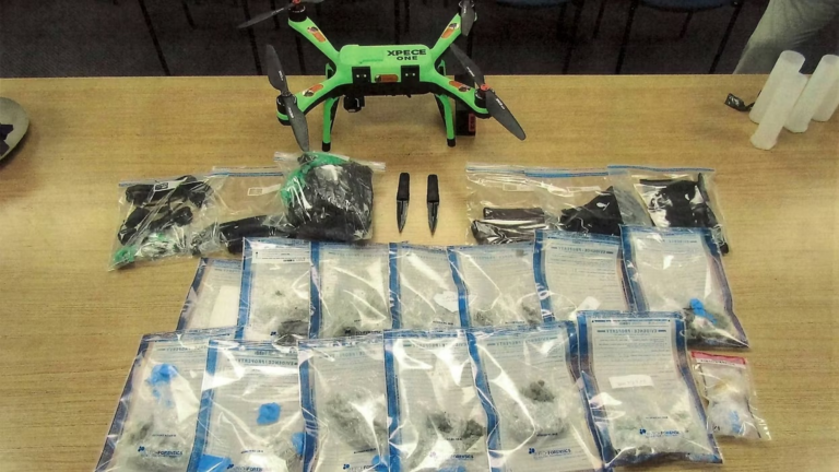 Dron arroja cuchillos y otros objetos prohibidos dentro de prisión de Nueva York