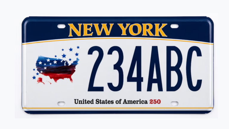 Nueva York presenta la nueva placa conmemorativa América 250 para celebrar la independencia de Estados Unidos