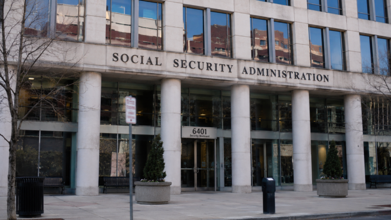 Recortes en el Seguro Social generan preocupación por retrasos en trámites y servicios