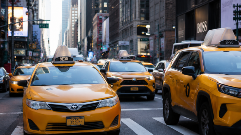 Nueva York alerta sobre estafas con taxis ilegales y vendedores fraudulentos