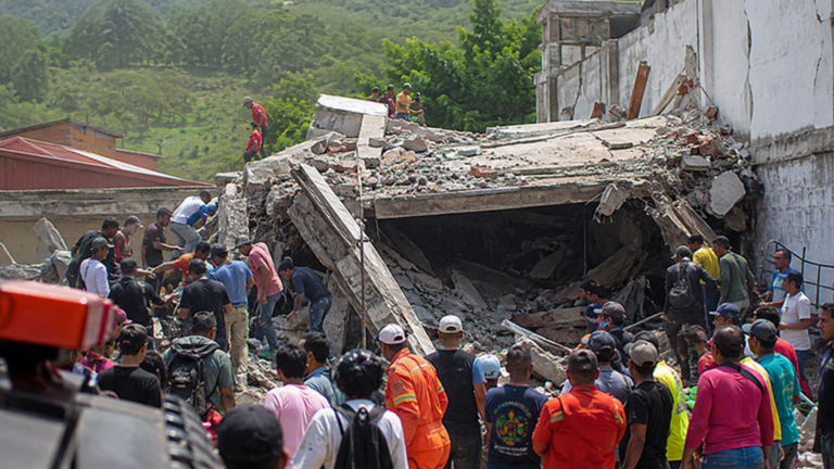 Gobierno de Venezuela eleva a 235 los muertos y 4,300 los heridos tras devastadores terremotos