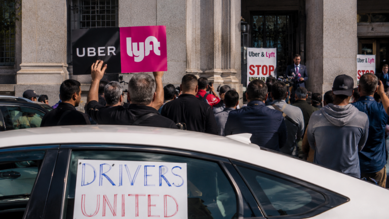 Uber y Lyft demandan a Nueva York para frenar ley que protege a conductores