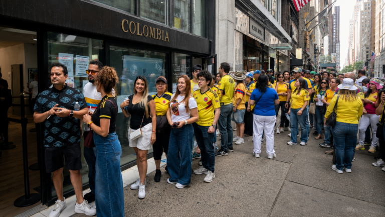Miles de colombianos participan en elección presidencial en Nueva York
