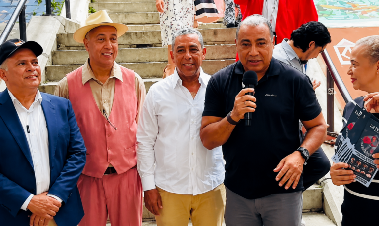Líderes comunitarios respaldan a Adriano Espaillat