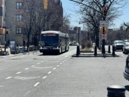 Nueva York amplía el uso de cámaras para multar a conductores que invadan carriles de autobuses