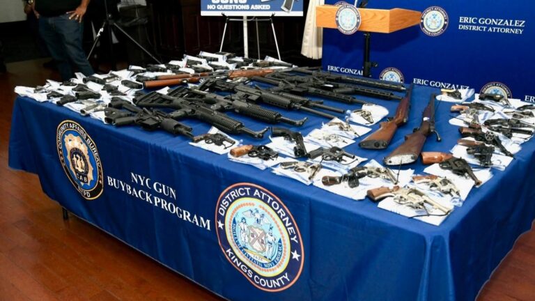 Brooklyn retira 191 armas de circulación durante jornada de recompra con incentivos de hasta $500