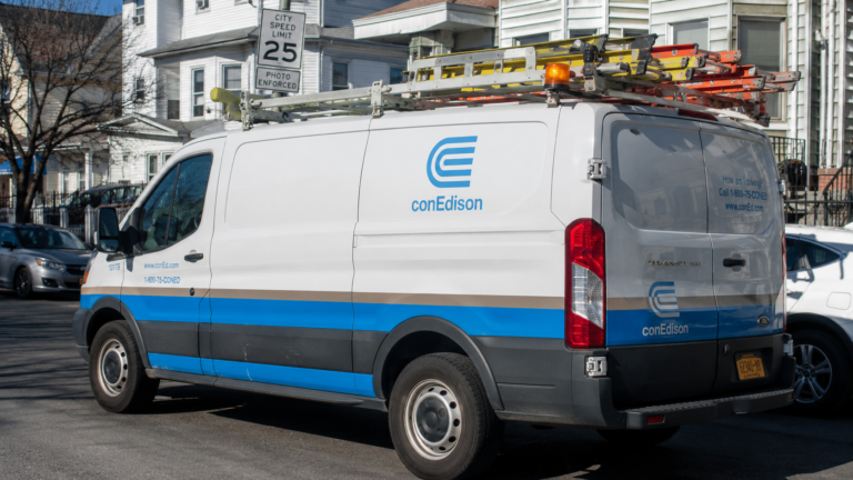 Con Edison pide ahorrar electricidad por reparaciones y ola de calor en Brooklyn y Queens