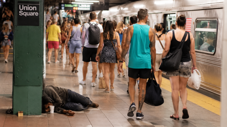La población de personas sin hogar en las calles de Nueva York alcanza un nivel récord