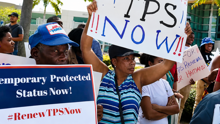 Juez frena suspensión de permisos de trabajo para beneficiarios del TPS y asilo