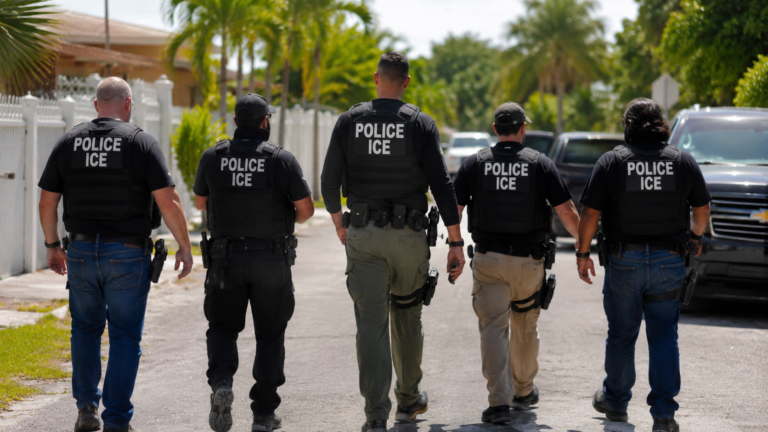 Muertes de inmigrantes durante operativos de ICE intensifican el debate sobre el uso de la fuerza