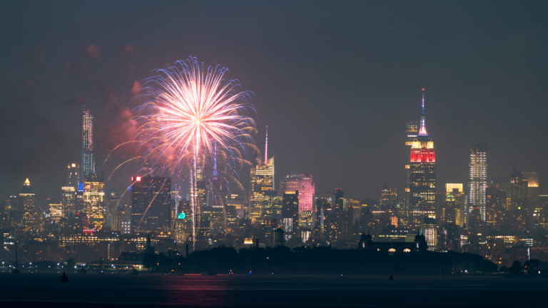 Nueva York se alista para el gran espectáculo de fuegos artificiales del 4 de Julio