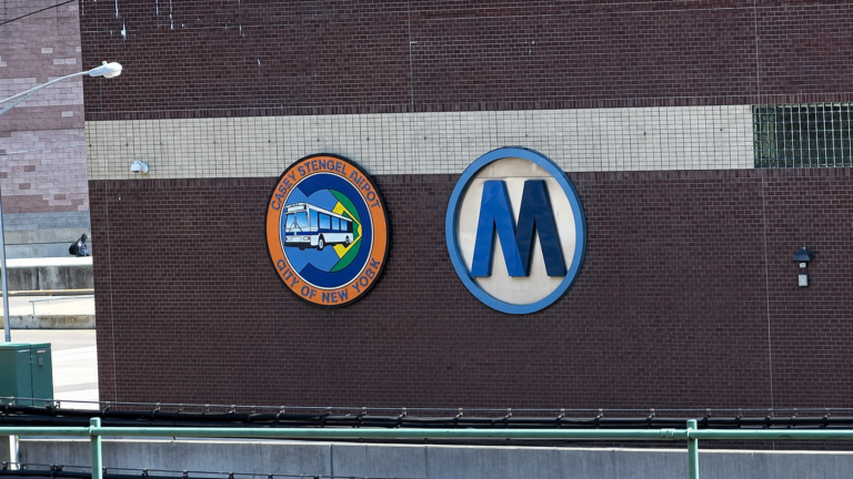 MTA suspende a cuatro agentes de control de tarifas tras altercado con pasajero en Brooklyn