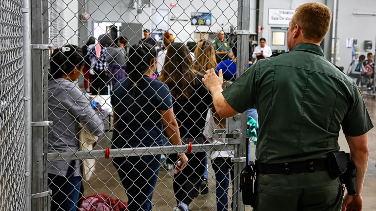 Los inmigrantes indocumentados en EE.UU. alcanzan cifra récord de 15.8 millones