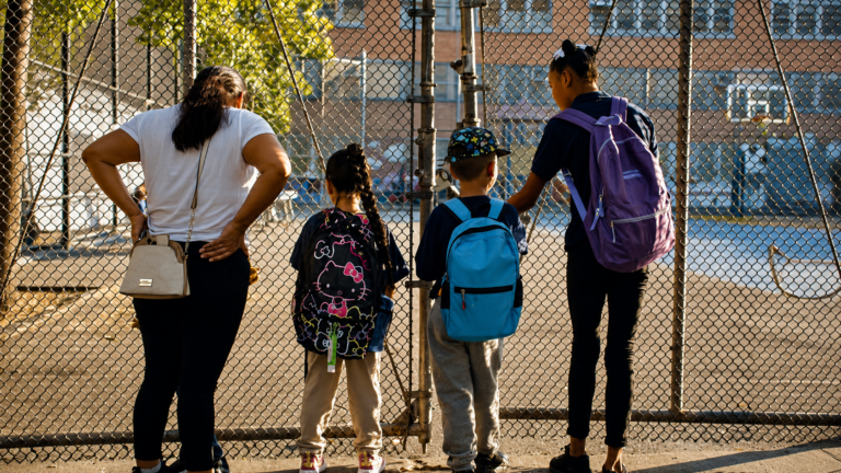 Miles de niños inmigrantes podrían enfrentar solos los tribunales