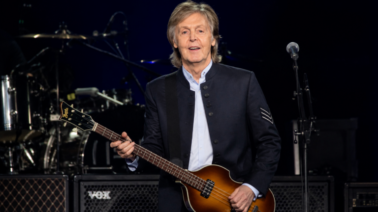 Paul McCartney emociona al cantar un clásico de The Beatles en la boda de Taylor Swift