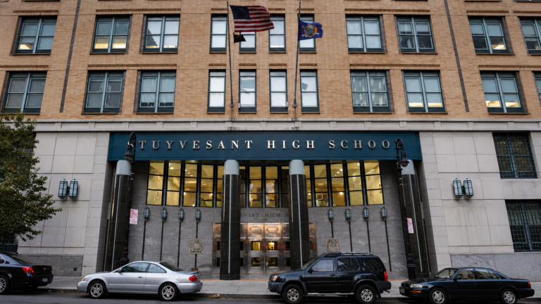 Escuelas especializadas de Nueva York mantienen baja admisión de estudiantes latinos y afroamericanos