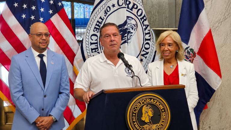 Alcalde Mike Spano y líderes comunitarios anuncian el Festival Dominicano 2026 en Yonkers