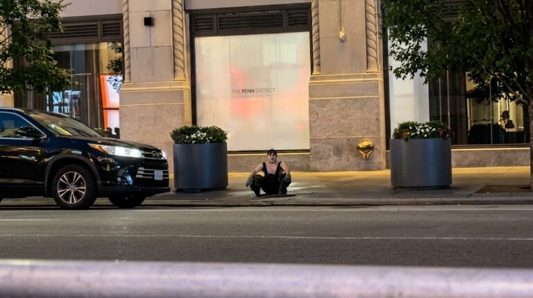 NYPD investiga a tres hombres captados saliendo de una alcantarilla cerca de Penn Station