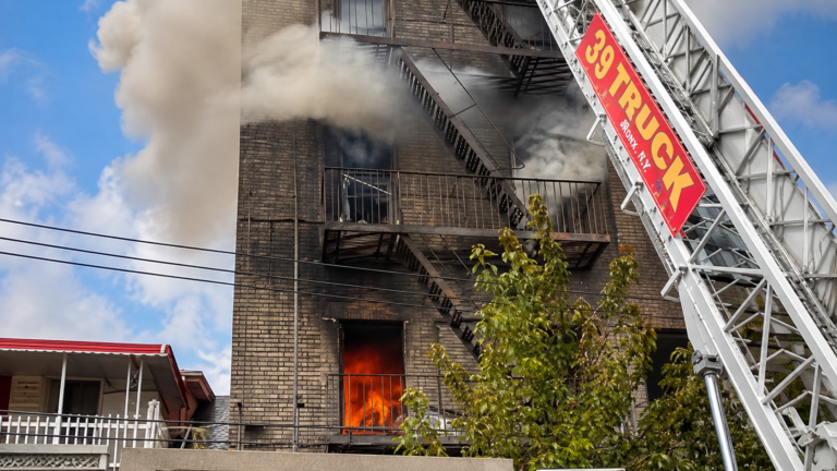 Incendio de cinco alarmas en edificio del Bronx deja un muerto, 15 heridos y decenas de desplazados