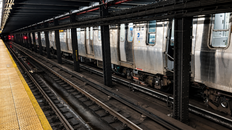 Metro de NYC inicia plan contra retrasos