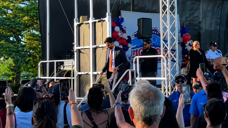 Abuchean a Mamdani en Staten Island