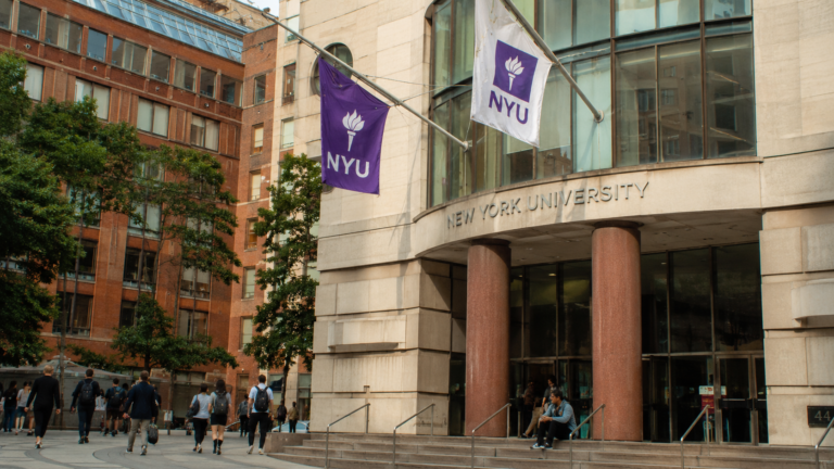 Estudiantes migrantes temen abandonar la universidad en Nueva York por demanda federal