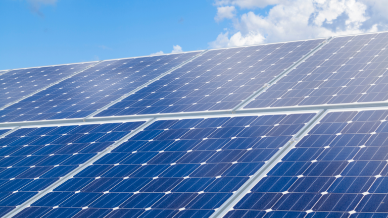 Nueva York estudia autorizar paneles solares enchufables en apartamentos