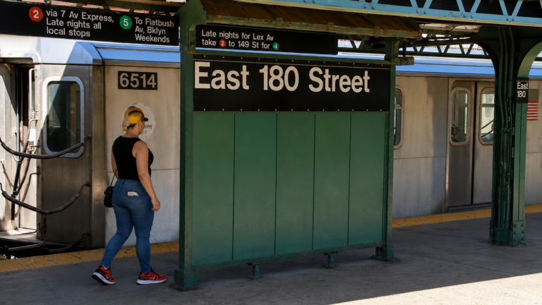 Mujer de 65 años es empujada a las vías del Metro en El Bronx