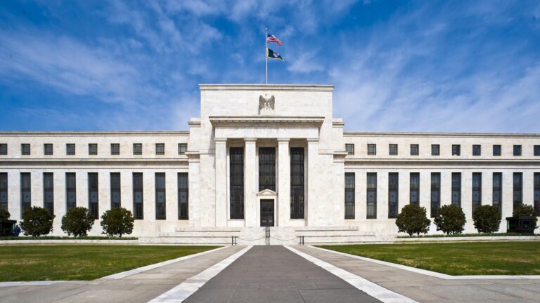 Presidente de la Fed advierte que podría subir las tasas ante persistencia de la inflación